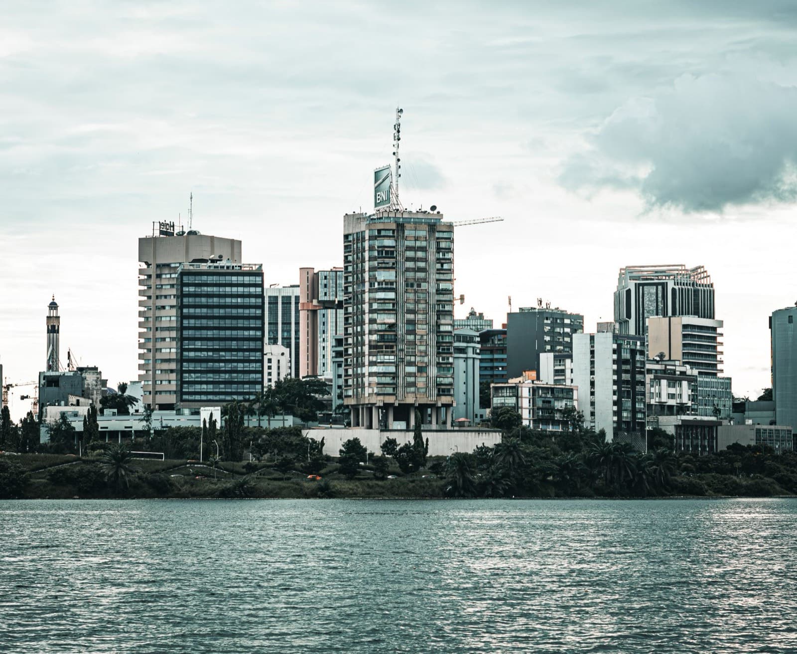 La ligne d'horizon du Plateau d'Abidjan au bord de la lagune